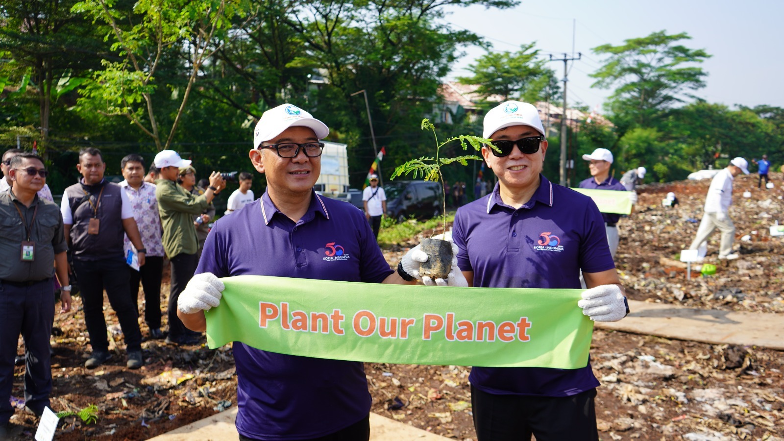 Plt Bupati Bogor, Iwan Setiawan dan yayasan Korindo Foundation pasa kegiatan penanaman pohon Sengon di lahan bekas TPA Pondok Rajeg, Cibinong, Kabupaten Bogor. =Rujukanmedia.com/Dok.Diskominfo