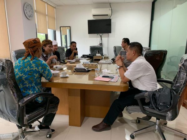 Ketua Pansus DPRD Kabupaten Bogor tentang Raperda Pemajuan Kebudayaan, Dadeng Wahyudi (kanan) saat menerima perwakilan budayawan Bogor