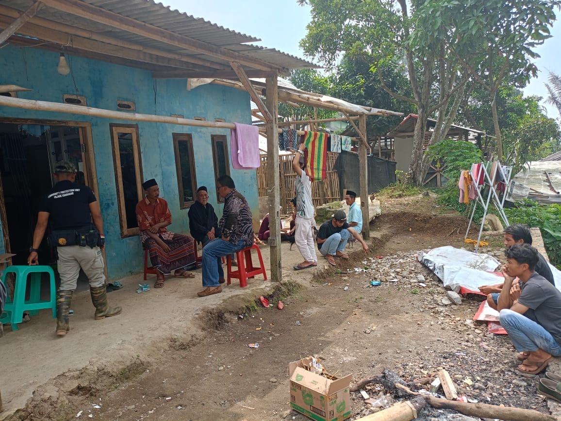 Kediaman salah satu warga Desa Kiarasari, Kecamatan Sukajaya, korban yang terjebak di dalam lubang emas di Banyumas, Jawa Tengah. =Rujukanmedia.com