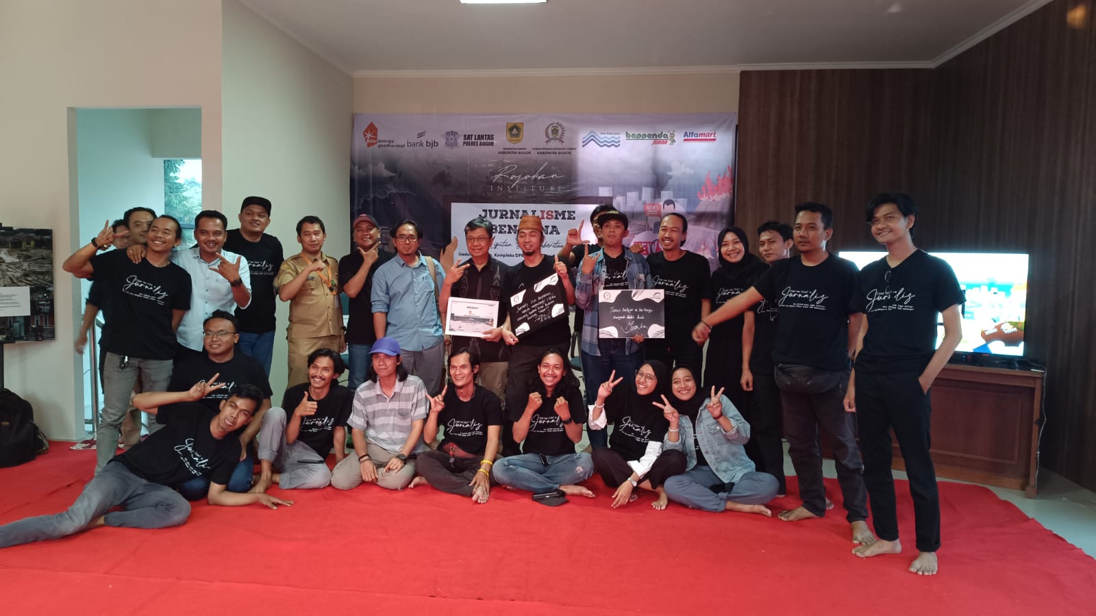 Foto bersama usai diskusi Jurnalisme Bencana di Gedung Pokwan, DPRD Kabupaten Bogor. =Rujukanmedia.com