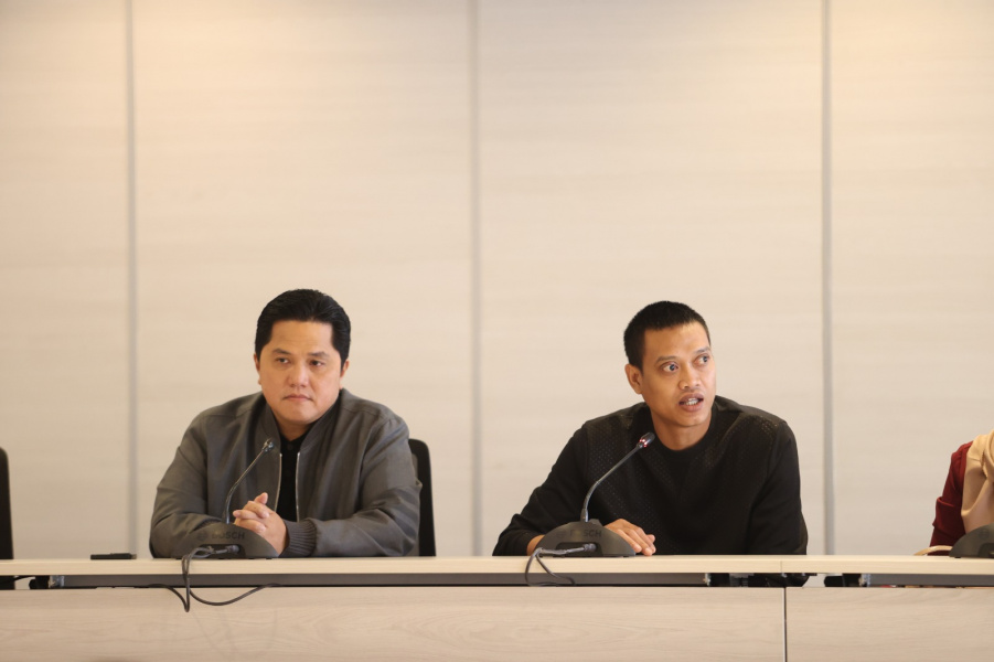 Mantan Kiper Timnas Indonesia, Kurnia Meiga didampingi Ketum PSSI, Erick Thohir. =Dok.PSSI