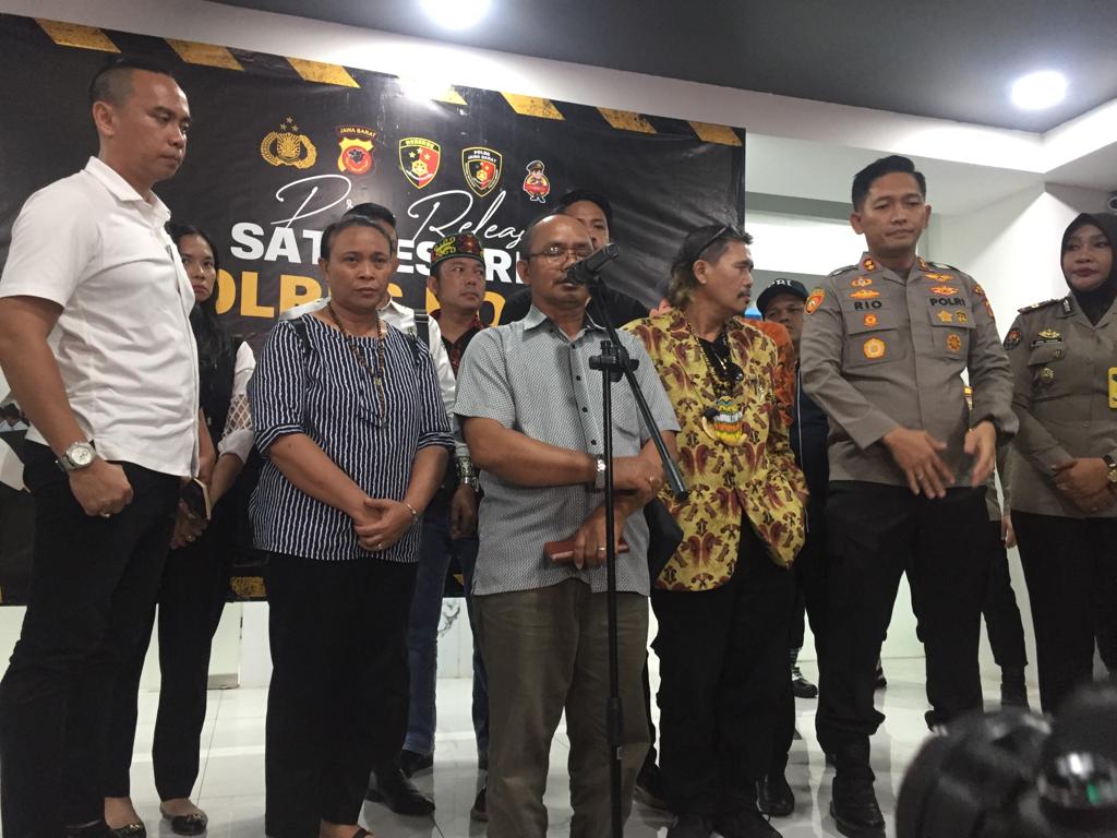 Ya Pandi, orang tua Bripda IDF, polisi tewas di Gunungputri, Kabupaten Bogor saat menyampaikan hasil gelar perkara yang diterima keluarga.. =Rujukanmedia.com
