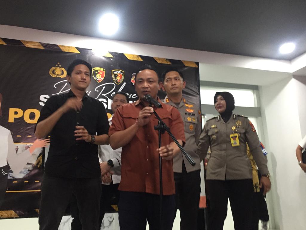 Direskrimum Polda Jawa Barat, Kombes Pol Surawan saat menyampaikan hasil gelar perkara insiden polisi tembak polisi yang terjadi di Rusun Polri Cikeas, Gunungputri, Kabupaten Bogor di Mako Polres Bogor. = Rujukanmedia.com