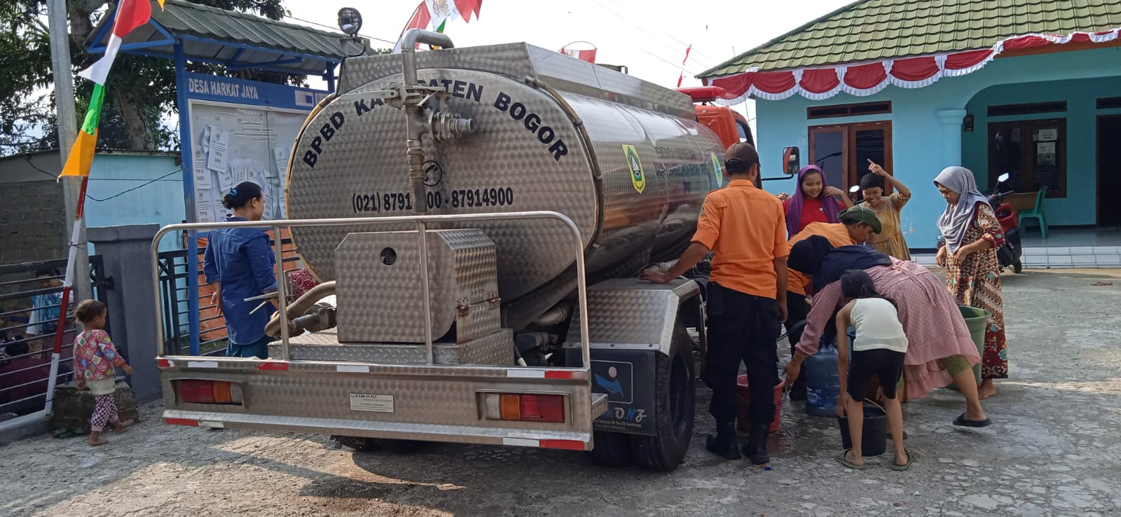 Pendistribusian air bersih kepada warga oleh petugas BPBD Kabupaten Bogor. =Rujukanmedia.com/Dok.BPBD