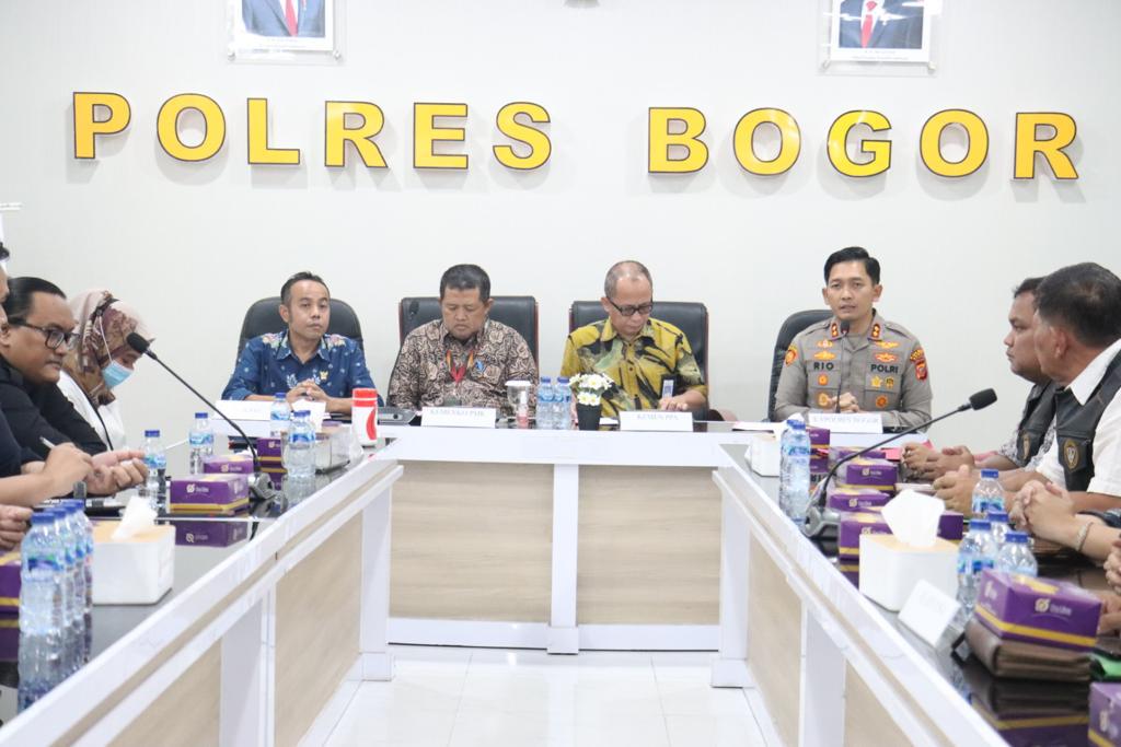 Proses mediasi orang tua bayi tertukar yang difasilitas Polres Bogor Jumat pekan lalu. =Rujukanmedia.com/Dok.Polres