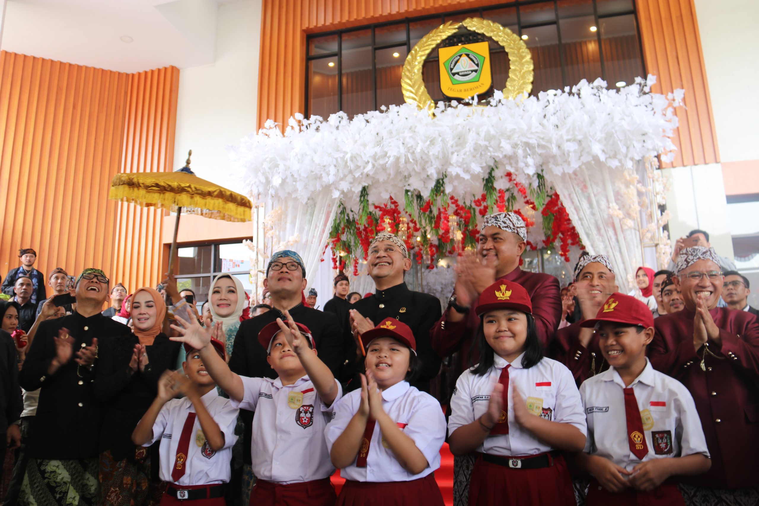 Pimpinan DPRD Bersama Plt Bupati Bogor dan Gubernur Jabar Melakukan Prosesi Lepas Merpati Dalam Helaran Hari Jadi Bogor Ke 541
