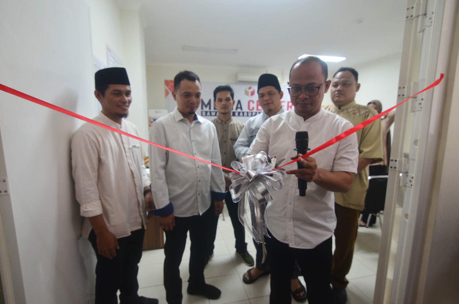Kordiv Humas, Data dan Informasi Bawaslu Jawa Barat, Muamarullah didampingi Ketua Bawaslu Kabupaten Bogor, Ridwan Arifin dan jajaran saat meresmikan Media Center. = Rujukanmedia.com