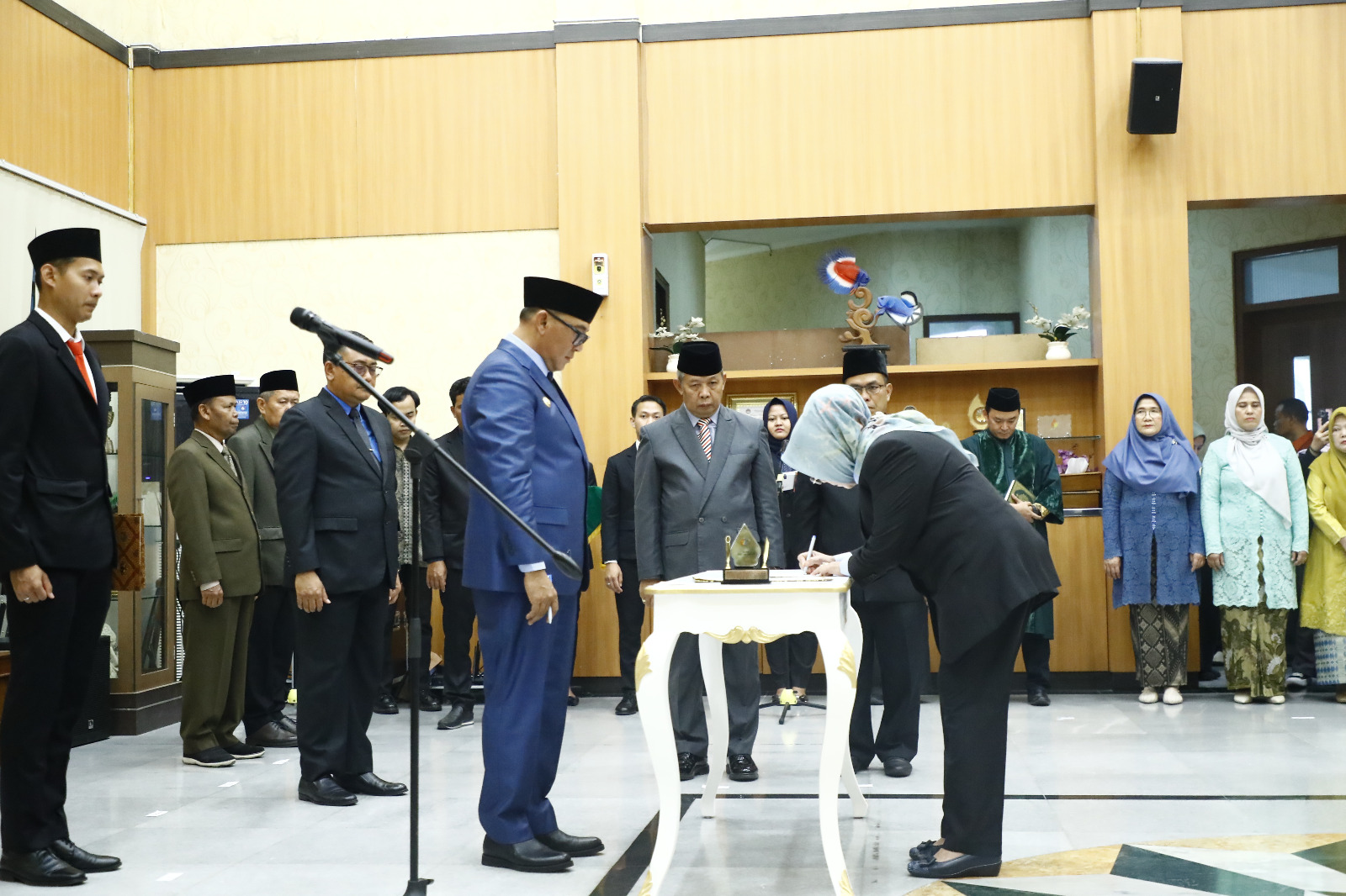Bupati Bogor, Iwan Setiawan melantik sembila pejabat eselon II di Pendopo Bupati, Cibinong. =Rujukanmedia.com/Dok.Diskominfo
