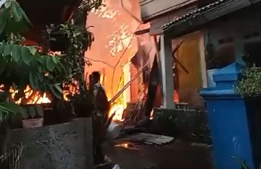 Tangkapan layar kebakaran pabrik tempe di Kecamatan Sukaraja, Kabupaten Bogor. =Rujukanmedia.com