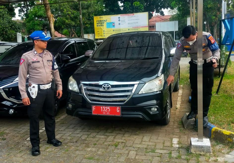 Mobil Dinas