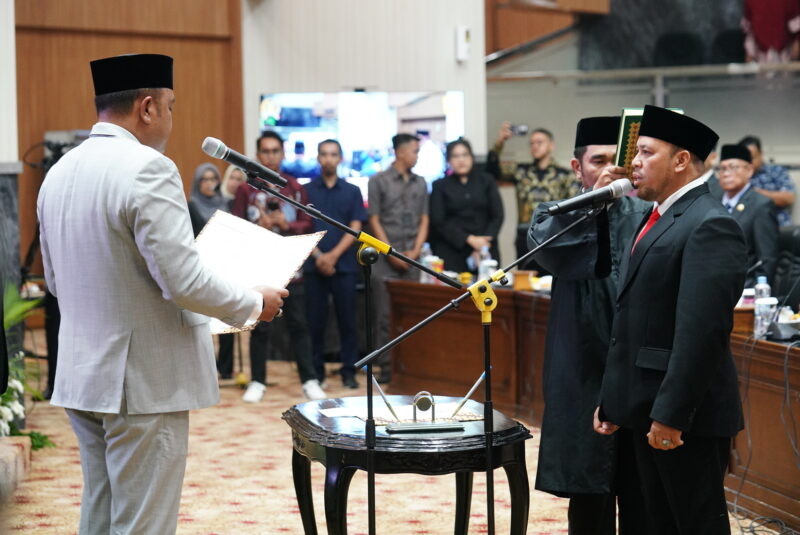 Ketua DPRD Kabupaten Bogor Rudy Susmanto melantik Hasan Haikal Tholib menjadi Anggota DPRD sisa masa jabatan 2019-2024