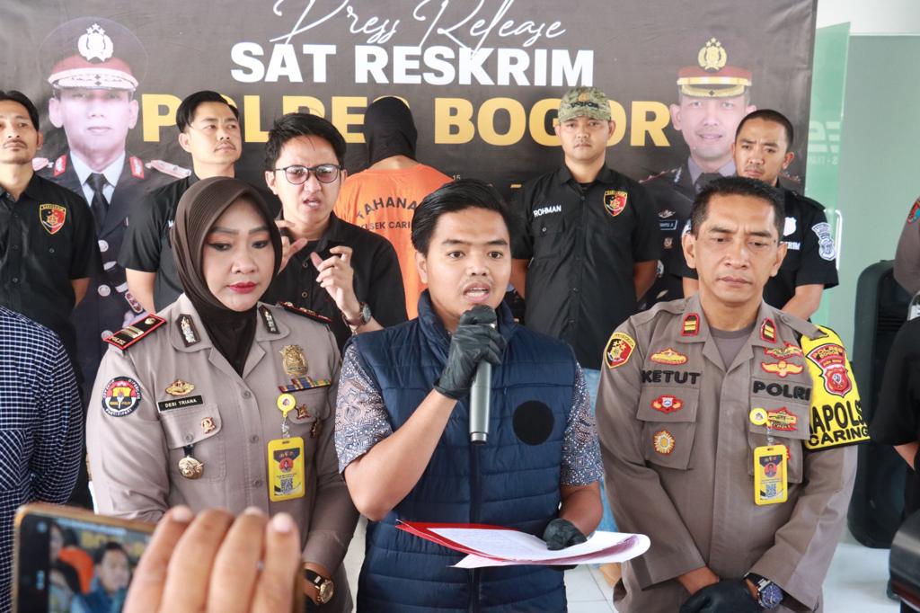 Kasat Reskrim Polres Bogor, AKP Muhammad Ilham didampingi Kapolsek Caringin, Iptu Ketut Lasswarjana saat merilis pelaku penikaman mantan istri di Mako Polres Bogor. =Rujukanmedia.com/Dok.Polres