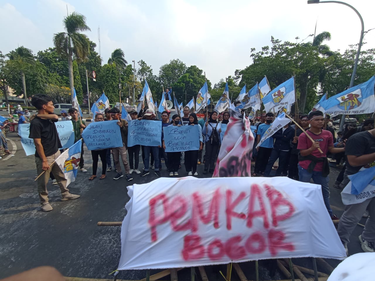 Aksi demonstrasi DPD KNPI Kabupaten Bogor =Rujukanmedia.com