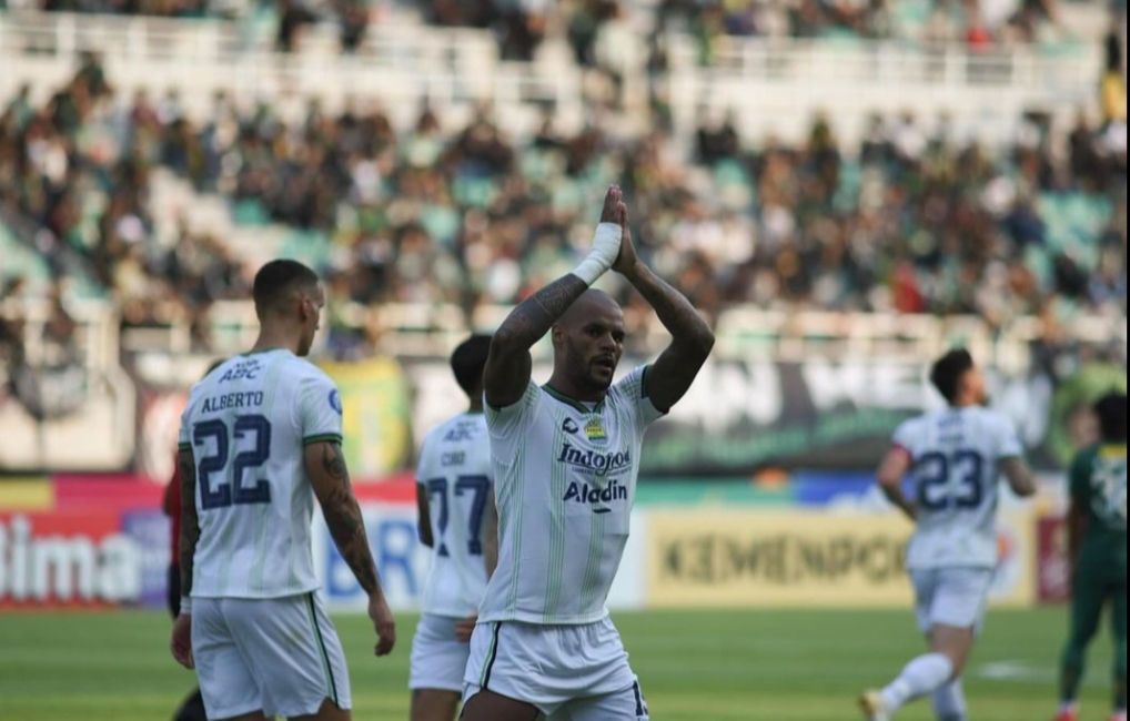 Selebrasi sederhana dari David Da Silva di kandang Persebaya Surabaya = Rujukanmedia.com/ Instagram @daviddasliva14