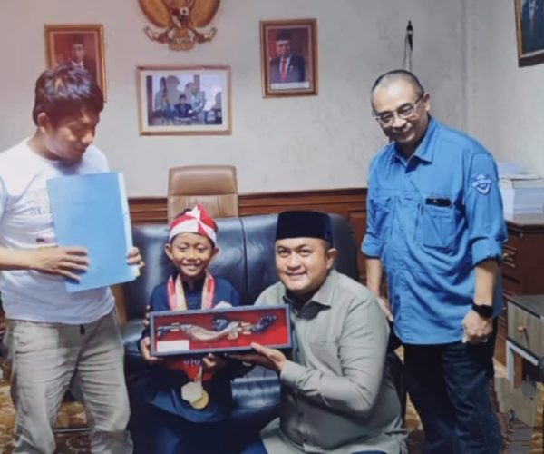 Ketua DPRD Kabupaten Bogor Rudy Susmanto memberikan dukungan kepada Rasya yang akan berlaga di International Championship Pencaksilat di Selangor, Malaysia. (IG @rudysusmanto)