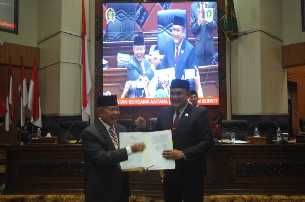 PLH Bupati, Burhanuddin (kiri), Ketua DPRD Kabupaten Bogor, Rudy Susmanto, usai tandatangani kesepakatan bersama di Ruang Paripurna.