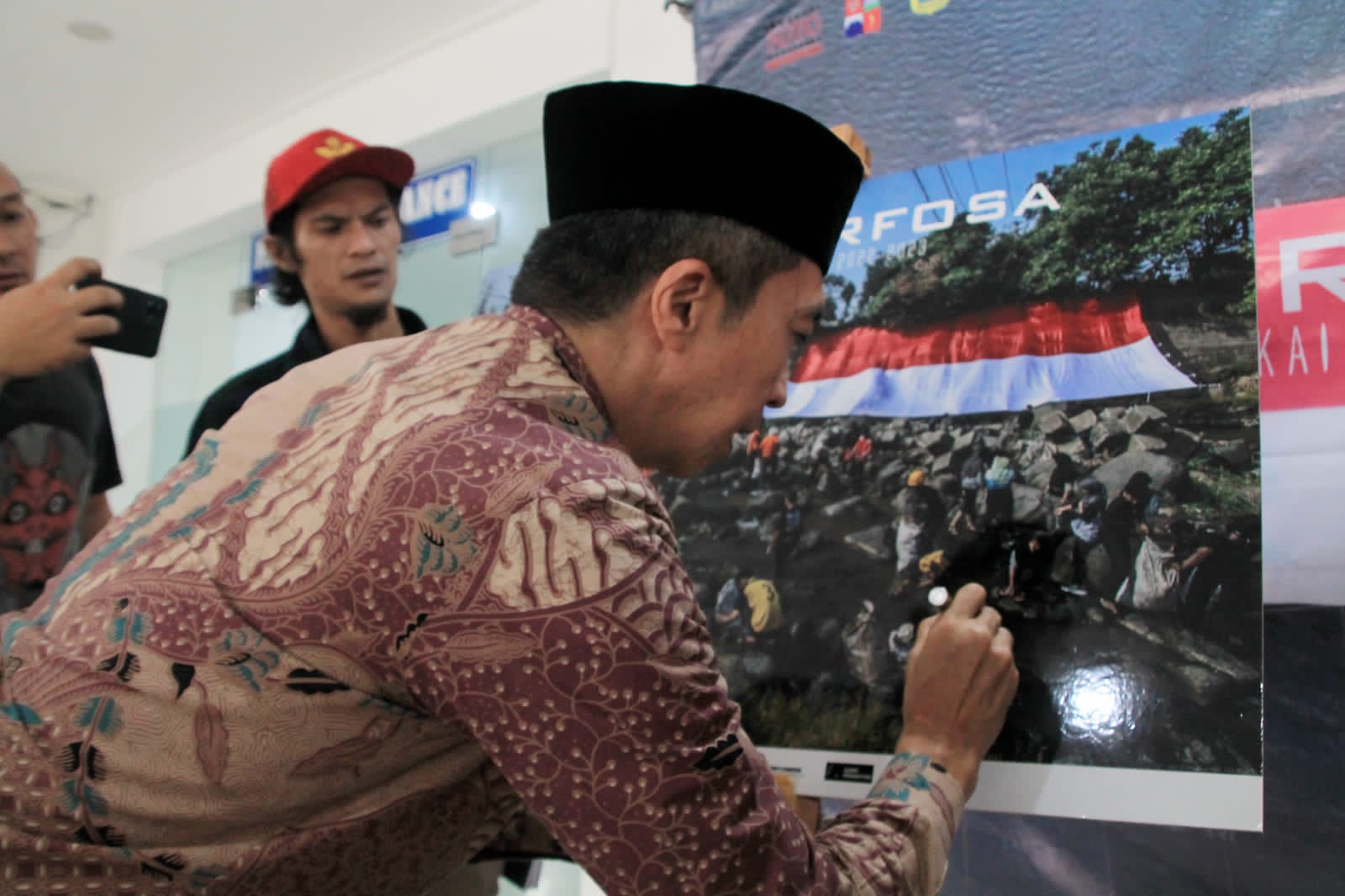 Wakil Wali Kota Bogor, Dedie A Rachim didampingi Ketua PFI Bogor, Hendi Novian saat menandatangani foto bingkai dalam pameran foto =Rujukanmedia.com/Dok.PFI