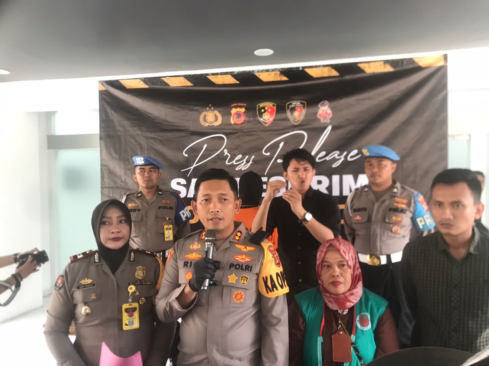 Kapolres Bogor AKBP Rio Wahyu Anggoro saat memberikan keterangan pers terkait peristiwa dugaan KDRT yang dialami seorang dokter bernama Qory = Rujukanmedia.com