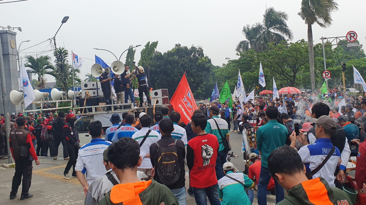 Aksi demonstrasi ratusan buruh di depan Gerbang Pemkab Bogor =Rujukanmedia.com
