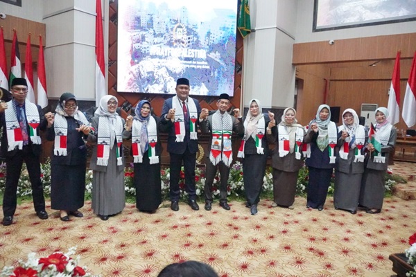 Ketua DPRD Kabupaten Bogor Rudy Susmanto bersama Wakil Ketua Agus Salim dan ASN Sekretariat DPRD Kabupaten Bogor mengenakan atribut Palestina saat gelaran Rapat Paripurna DPRD Kabupaten Bogor, Selasa 7 November 2023