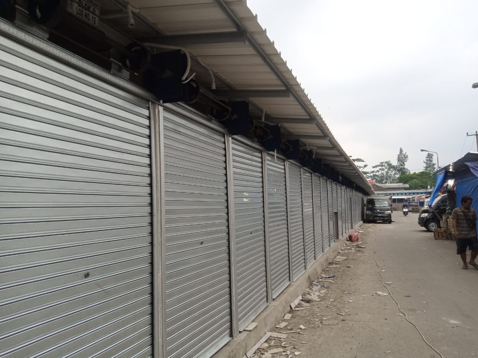 Tempat Penampungan Sementara (TPS) Pedagang Pasar Leuwiliang belum rampung. Hingga saat ini pembangunannya masih terus berlangsung =Rujukanmedia.com