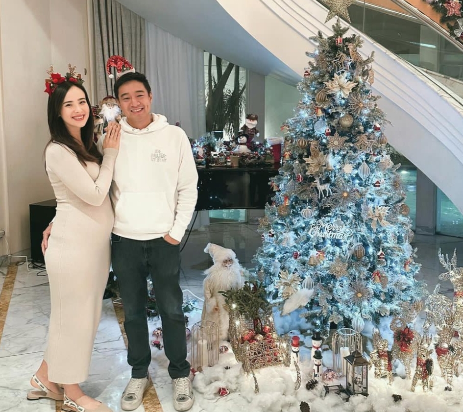 Potret Pamela Bowie yang tengah hamil pertama bersama sang suami pada momen Natal 2023 = Instagram @pammybowie