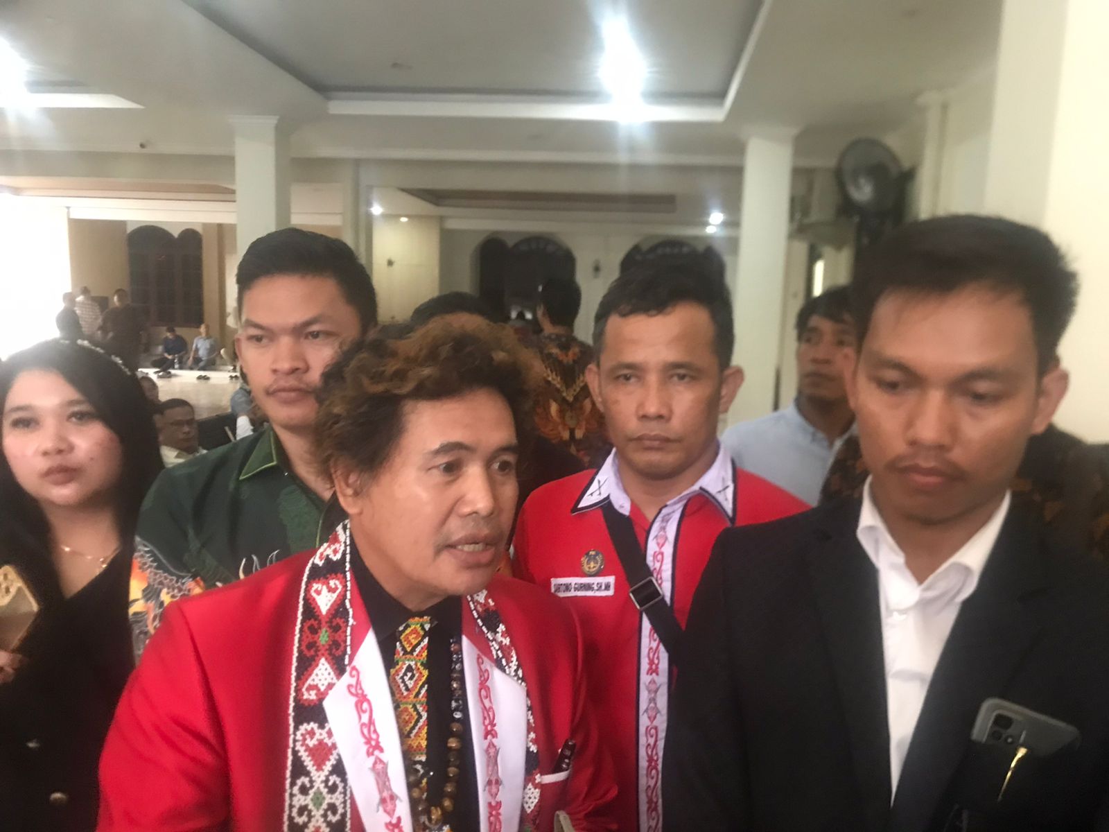 Kuasa hukum Bripda IDF, Jelani Christo (kiri) usai sidang perdana di Pengadilan Negeri (PN) Kelas IA Cibinong, Kabupaten Bogor kemarin = Rujukanmedia.com