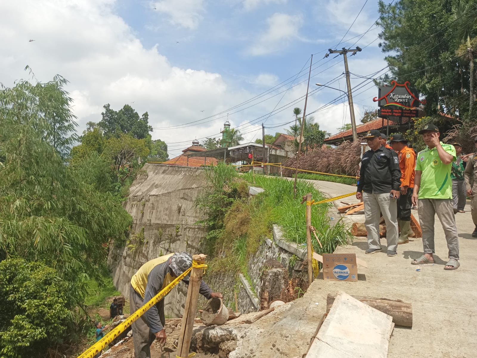 Kondisi akses jalan warga di Desa Cibalung, Kecamatan Cijeruk, Kabupaten Bogor usai diterjang longsor = Dok.BPBD