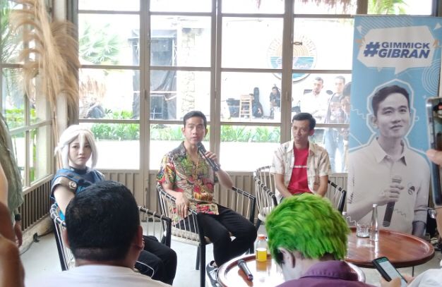 Cawapres Gibran Rakabuming Raka saat berdiskusi dengan komunitas yang dinaungi anak muda di Kabupaten Bogor = Rujukanmedia.com