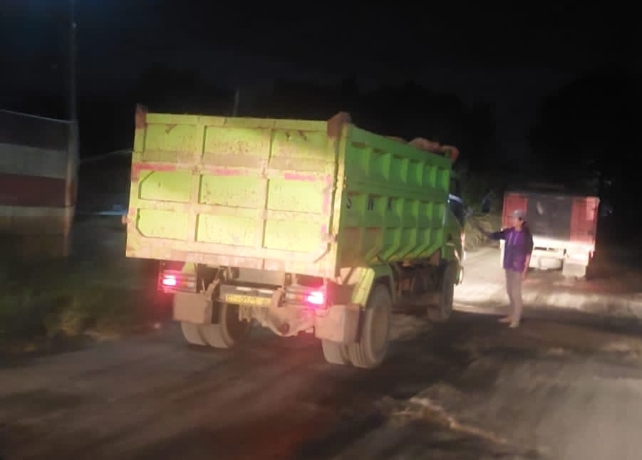 Salah satu dari tiga pelaku yang diamankan tertangkap tengah melakukan pungli terhadap sopir truk di wilayah Rumpin, Kabupaten Bogor = Dok.Polres