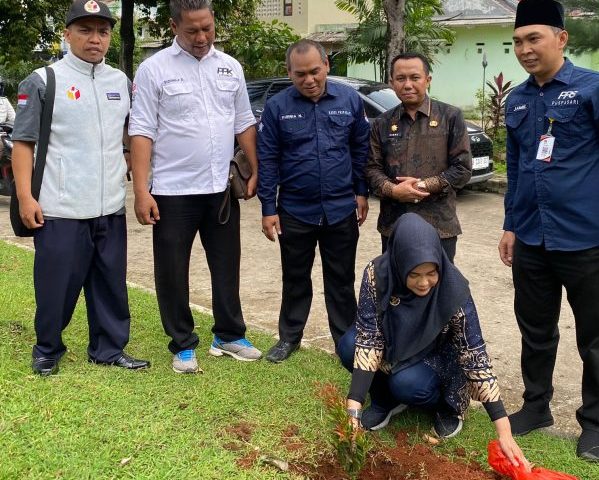 Sekretaris DPRD Kabupaten Bogor, Yunita Mustika Putri Ikut Berpartisipasi Menanam Pohon saat Pelantikan KPPS Citeureup