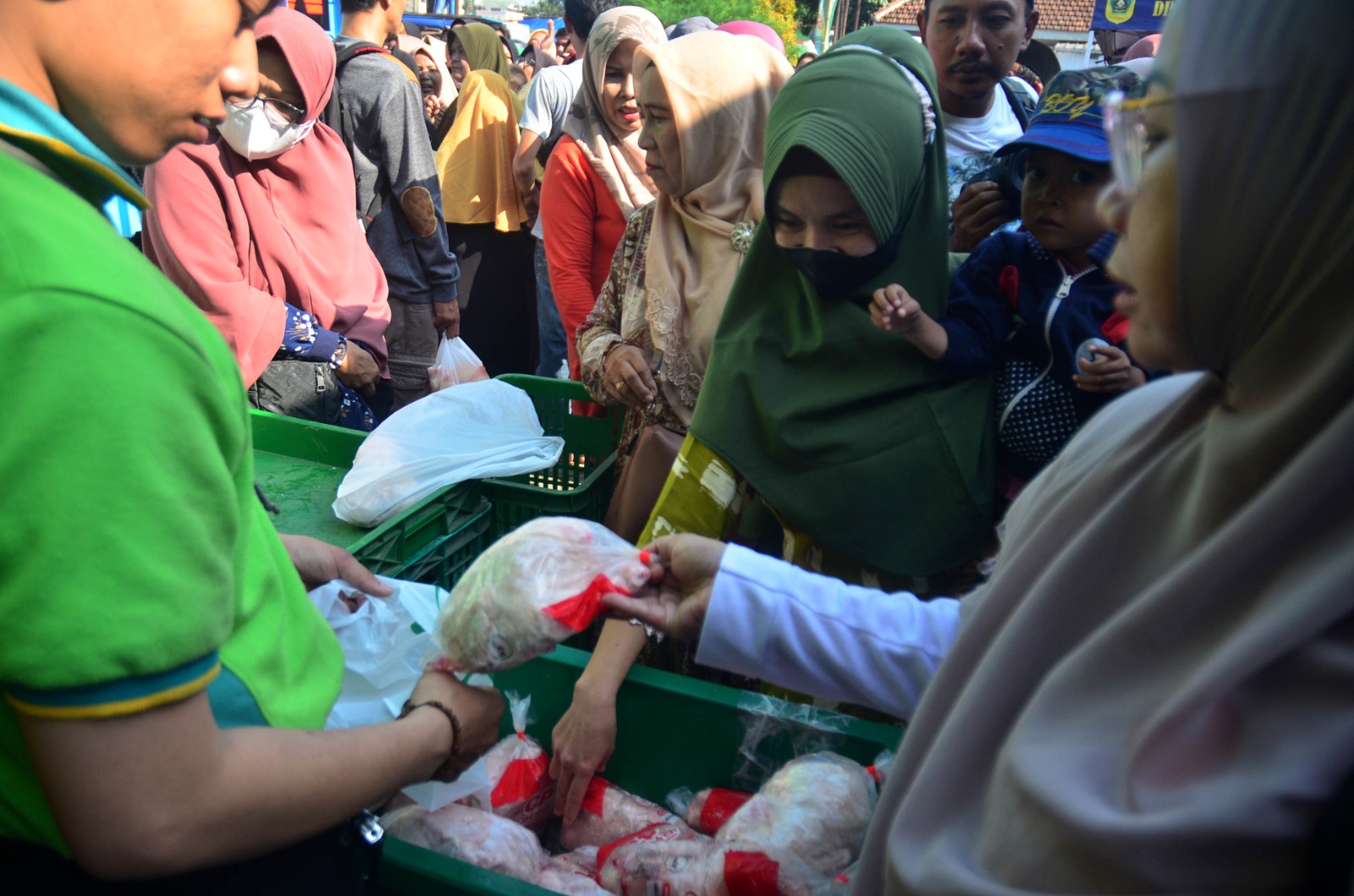 Suasana gerakan pangan murah yang dilakukan Pemkab Bogor di Kelurahan Karadenan, Kecamatan Cibinong jelang Ramadan (IST/Rujukanmedia.com)