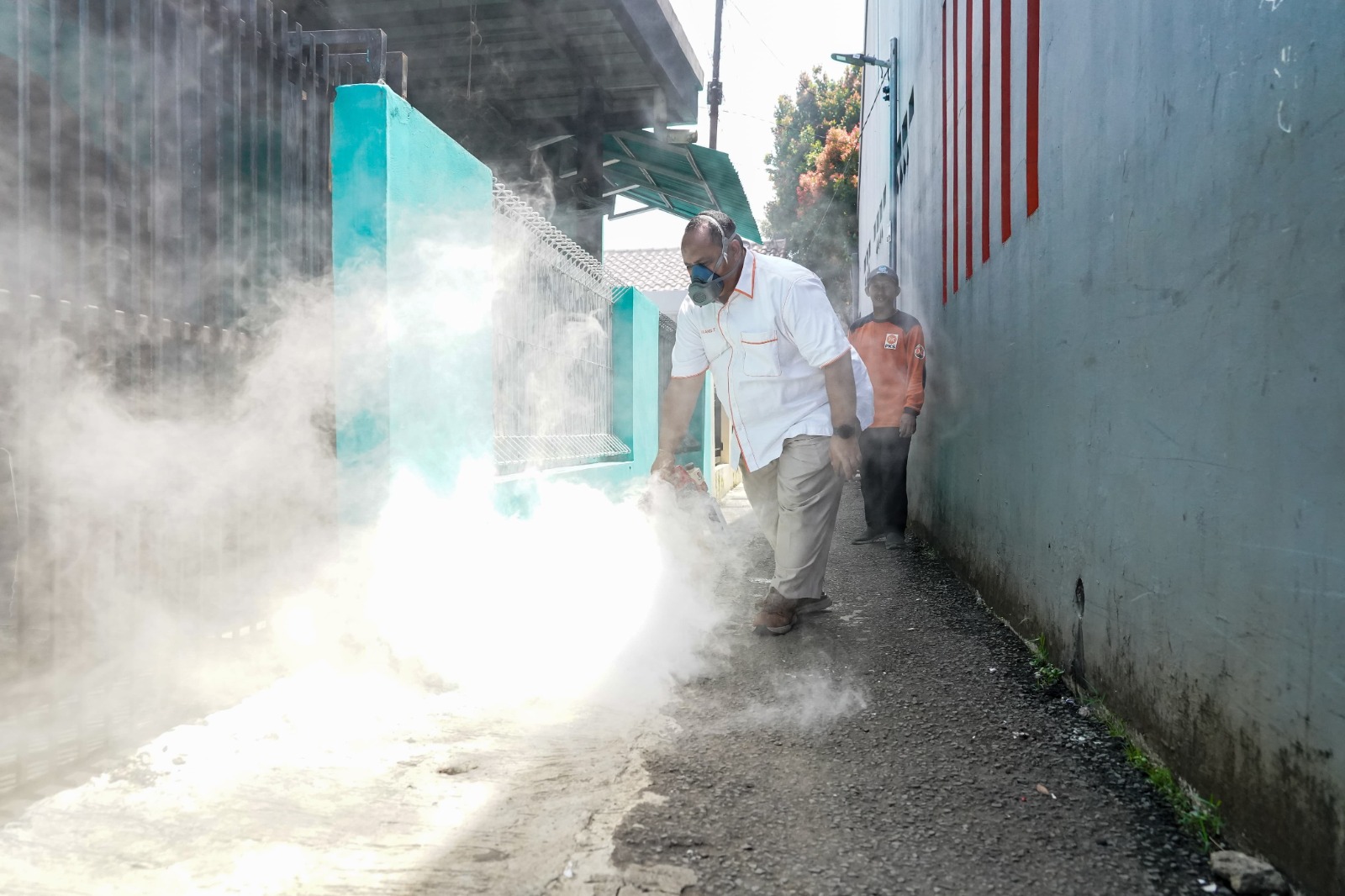 Ketua DPRD Kota Bogor, Atang Trisnanto saat melakukan fogging untuk meminimalisir DBD di Kota Bogor (Dok.DPRD)