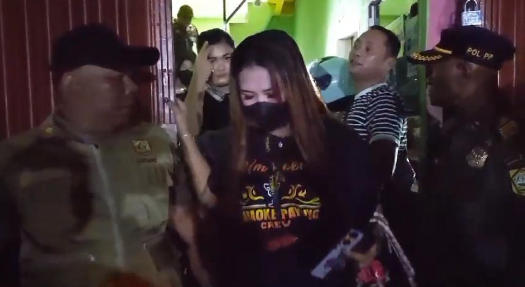 Puluhan perempuan diduga pemandu lagu terjaring operasi Pekat oleh Satpol PP di sebuah THM di bilangan Sukaraja, Kabupaten Pemkab (Tangkapan Layar/Rujukanmedia)