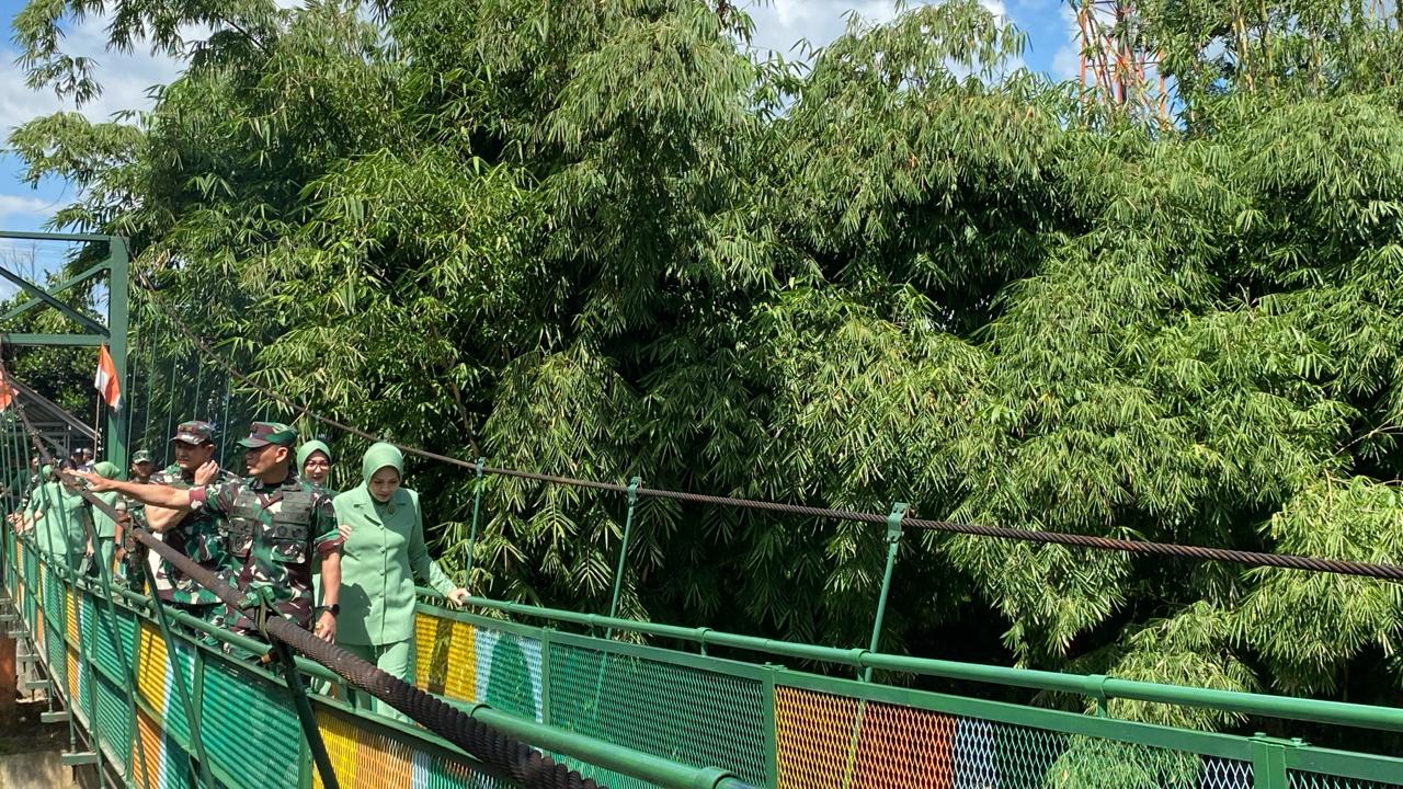Pangdam III/Siliwangi didampingi Danrem 061/SK dan Dandim 0621/Kabupaten Bogor saat mencoba melintasi jembatan rawayan di Kampung Babakan, Kelurahan Karadenan, Kecamatan Cibinong, Kabupaten Bogor (Rujukanmedia)