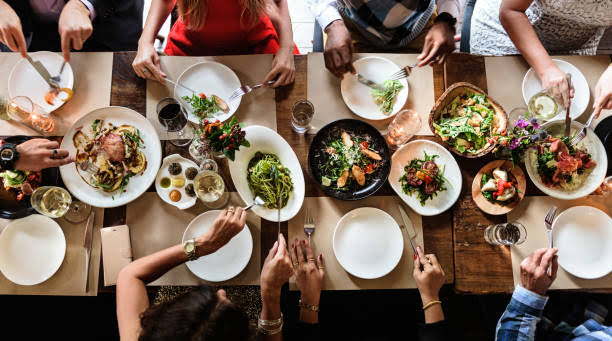 Makan malam adalah godaan yang sangat nikmat, apalagi kalian sedang menjalani program diet, images sumber: iStock