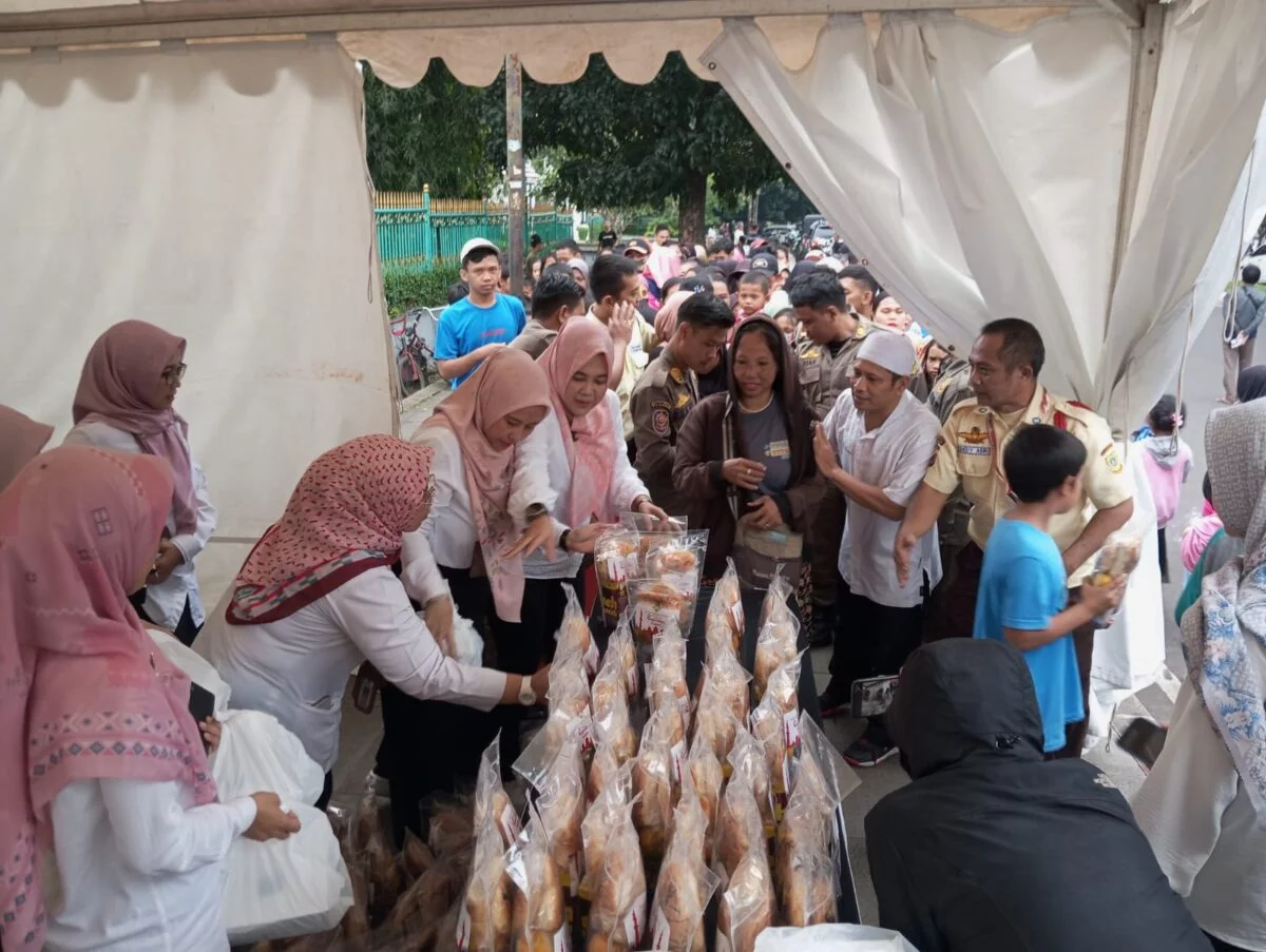 Sekretariat DPRD Kabupaten Bogor dipimmpin langsung Sekretaris Yunita Mustika Putri membagikan makanan berbuka puasa di depan Kompleks Pemkab Bogor (humas)