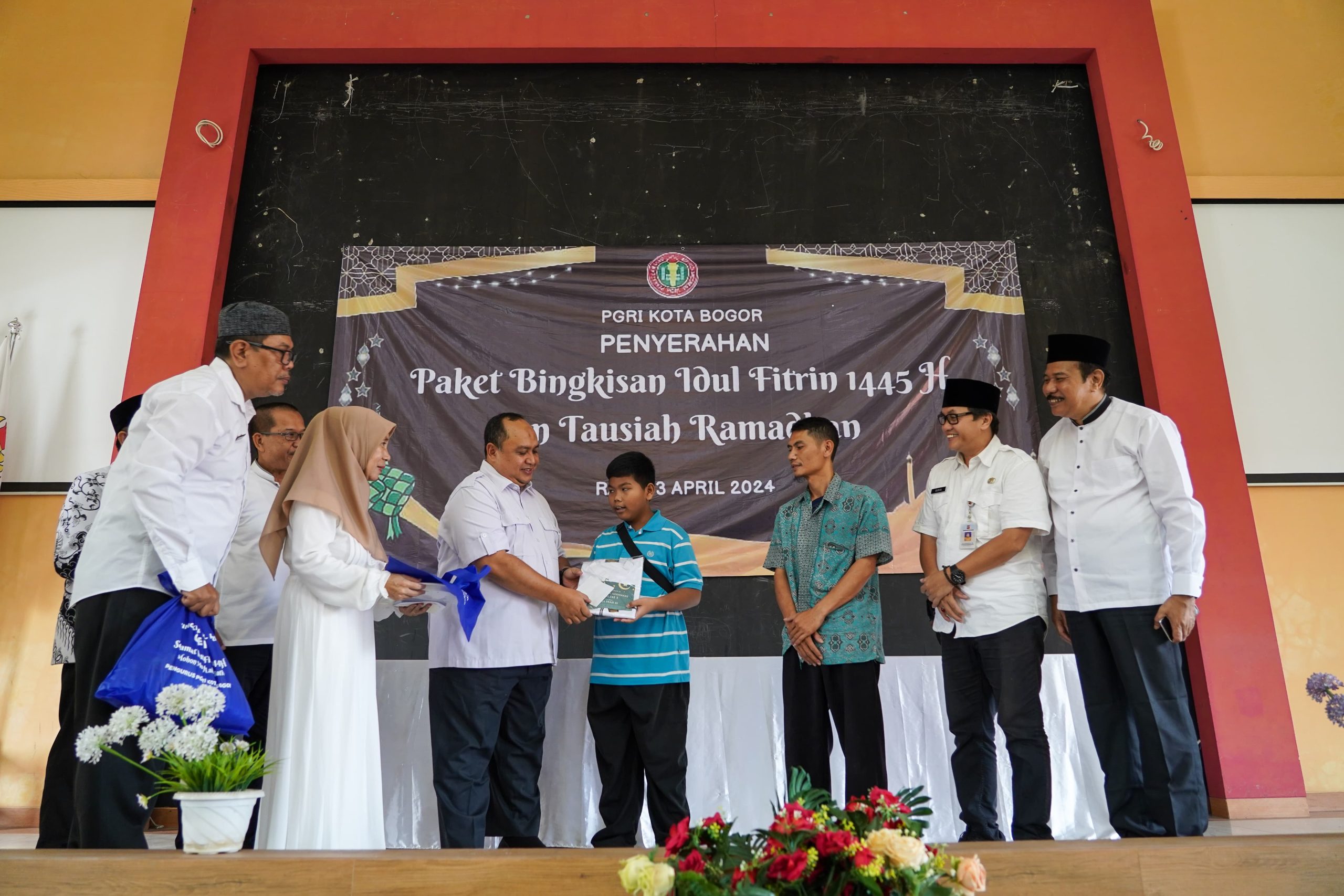 Ketua DPRD Kota Bogor, Atang Trisnanto bersama jajaran PGRI Kota Bogor saat membagikan bingkisan lebaran (Dok.DPRD)