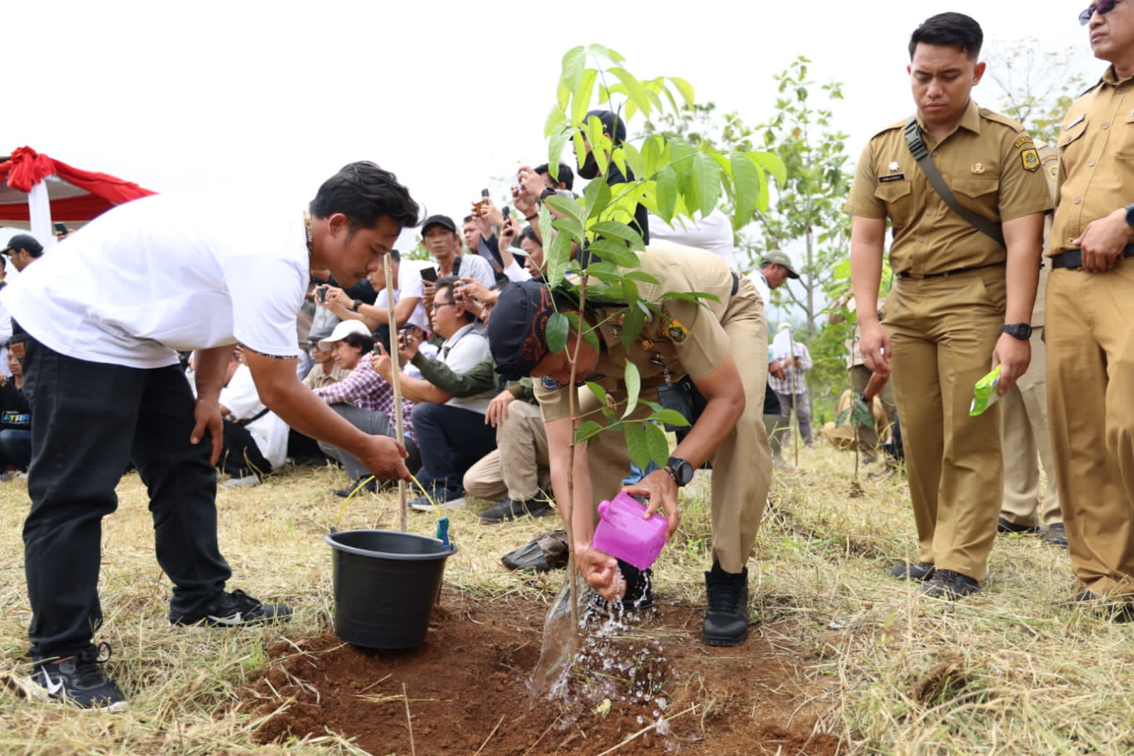 Pelaksana penanaman pohon mahoni di Ciawi dalam peringatan Hari Bumi (Dok.Diskominfo)