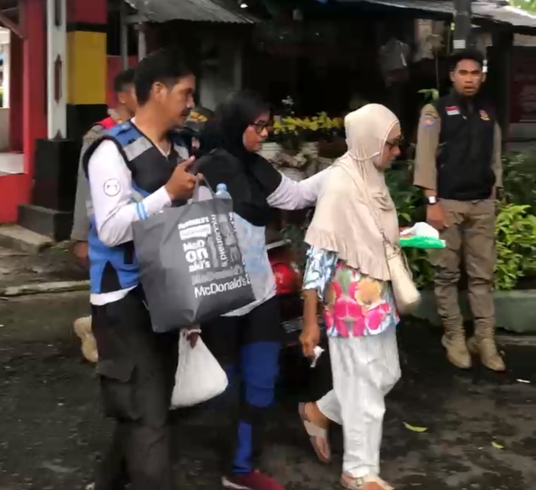 Petugas Satpol PP dan Dinsos Kota Bogor menggiring pengemis viral yang kerap meresahkan warga (IST/Rujukanmedia)