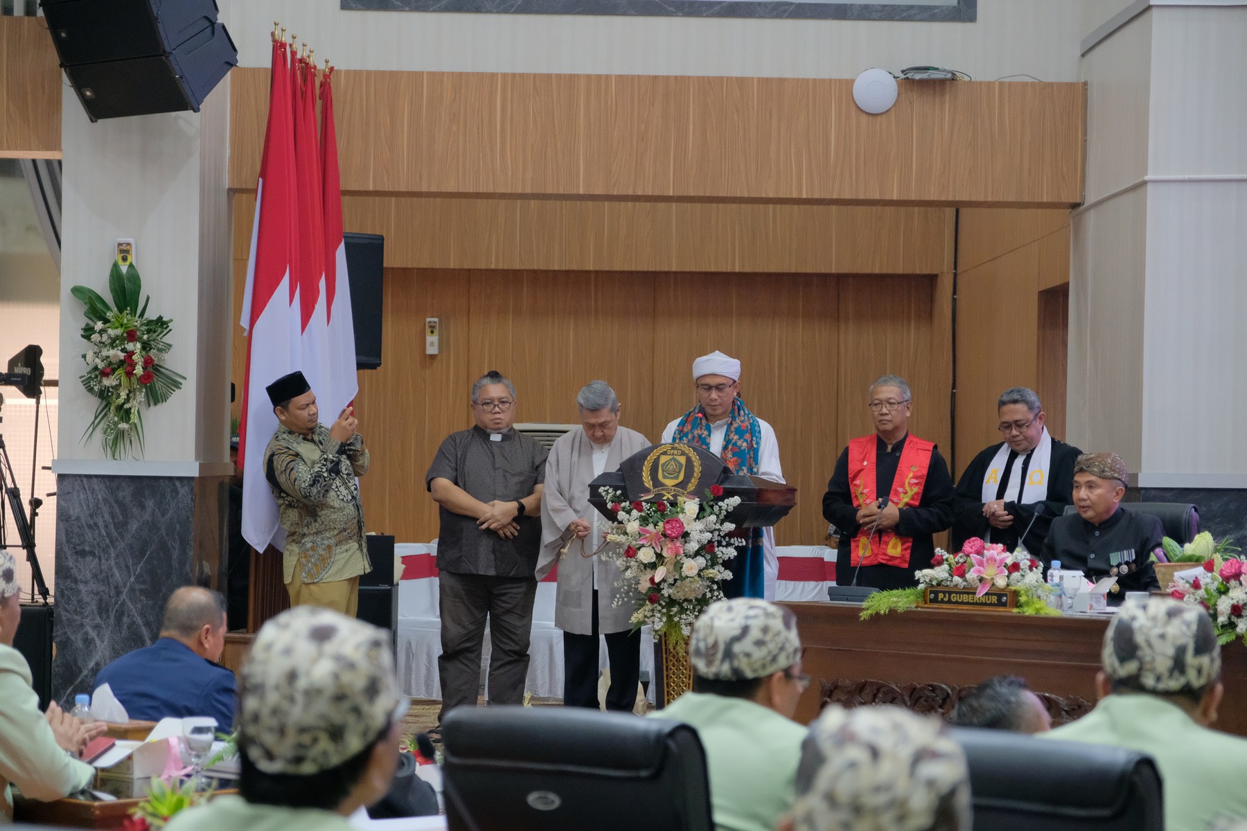 Sejumlah tokoh berbagai agama yang hadir dalam sidang paripurna