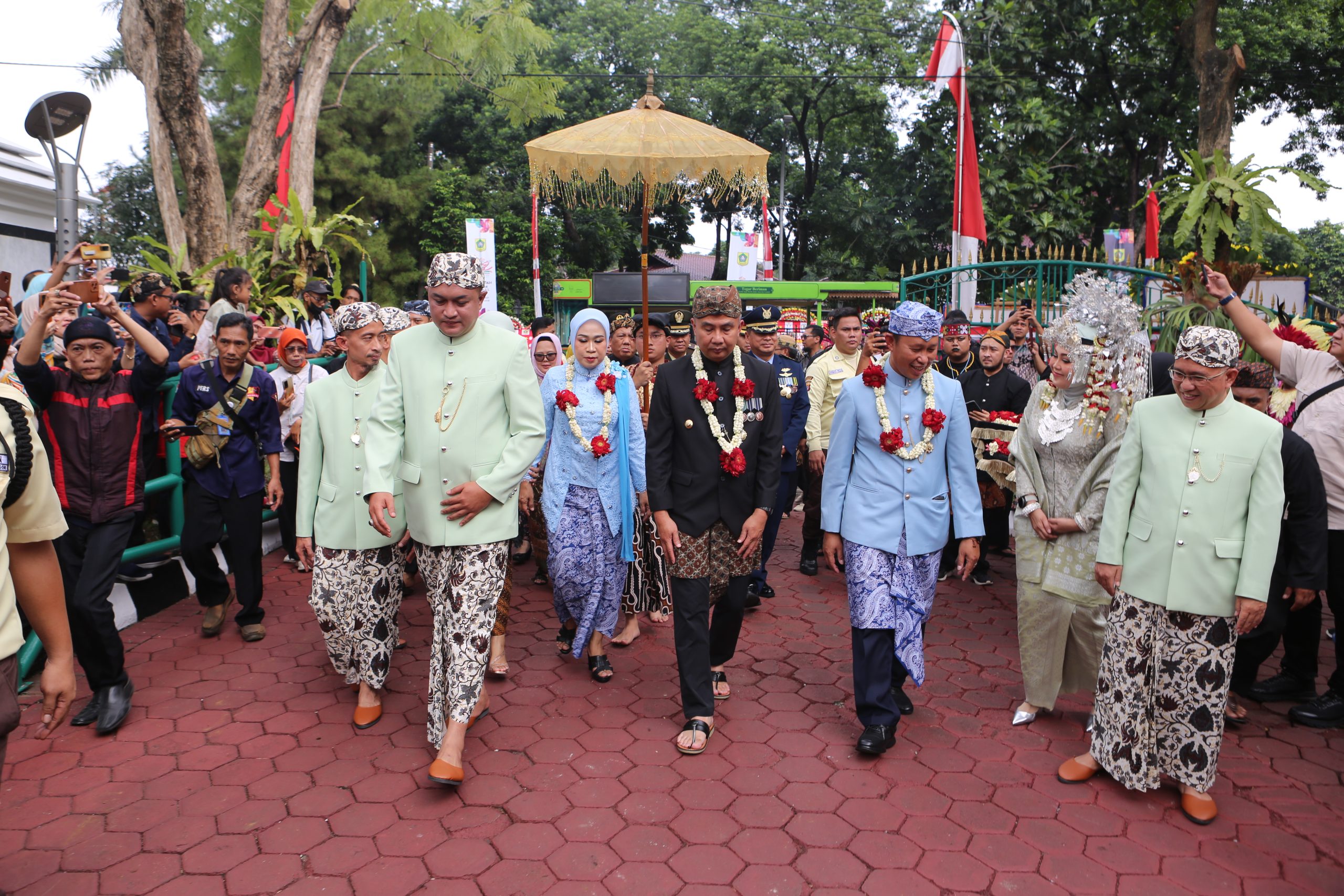 Ketua DPRD Kabupaten Bogor, Rudy Susmanto saat mendampingi Pj Gubernur Jawa dan Pj Bupati Bogor menuju Rapat Paripurna Istimewa HJB ke-542 (Dok.DPRD)