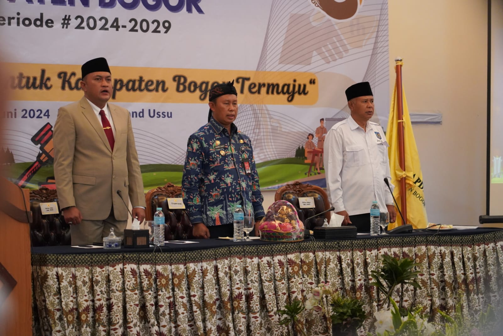 Ketua DPRD Kabupaten Bogor, Rudy Susmanto bersama jajaran Pengurus DPC APDESI Kabupaten Bogor periode 2024-2029. Foto: humas
