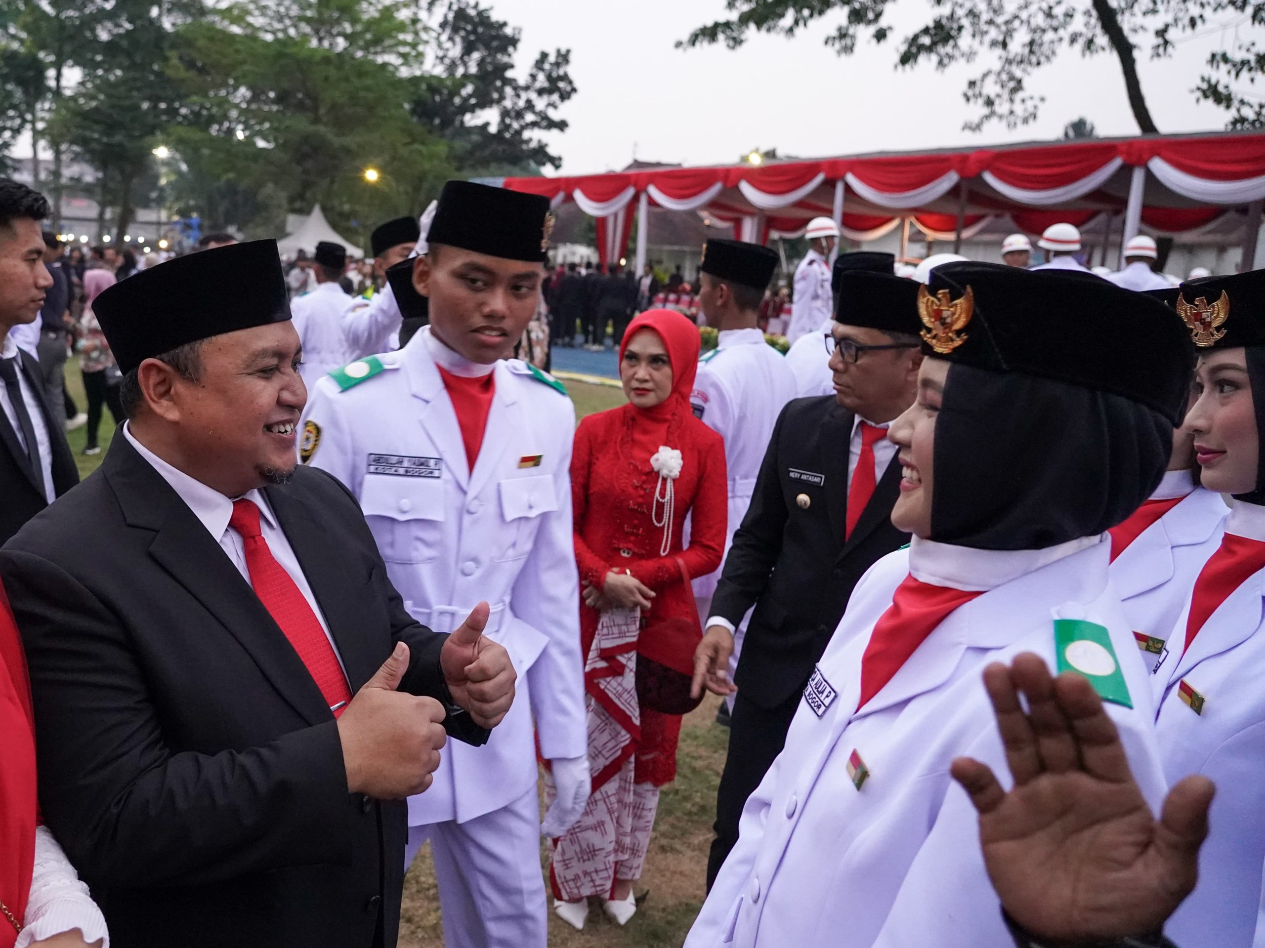 Ketua DPRD Kota Bogor, Atang Trisnanto memberikan dua jempol sebagai tanda apresiasi dirinya terhadap Paskibra (Dok.DPRD)