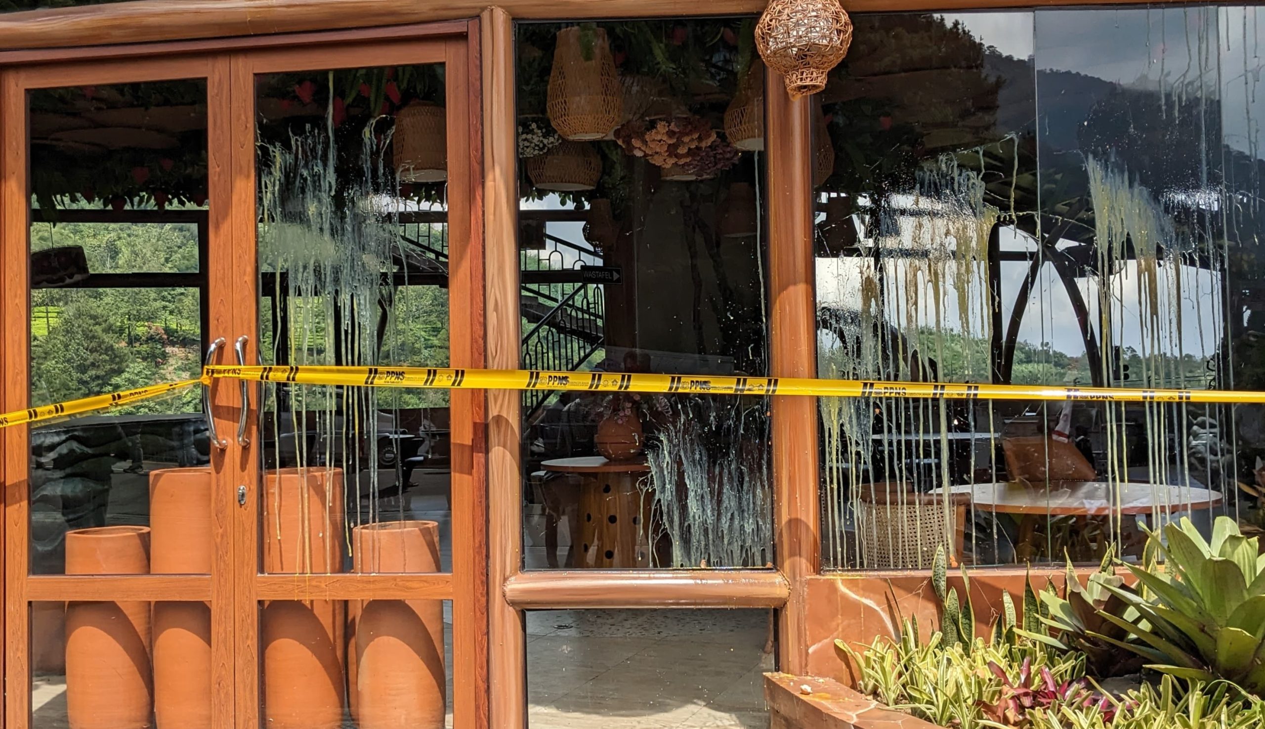Restoran Astro Puncak usai dilempari telur oleh sejumlah pedagang (IST/Rujukanmedia)