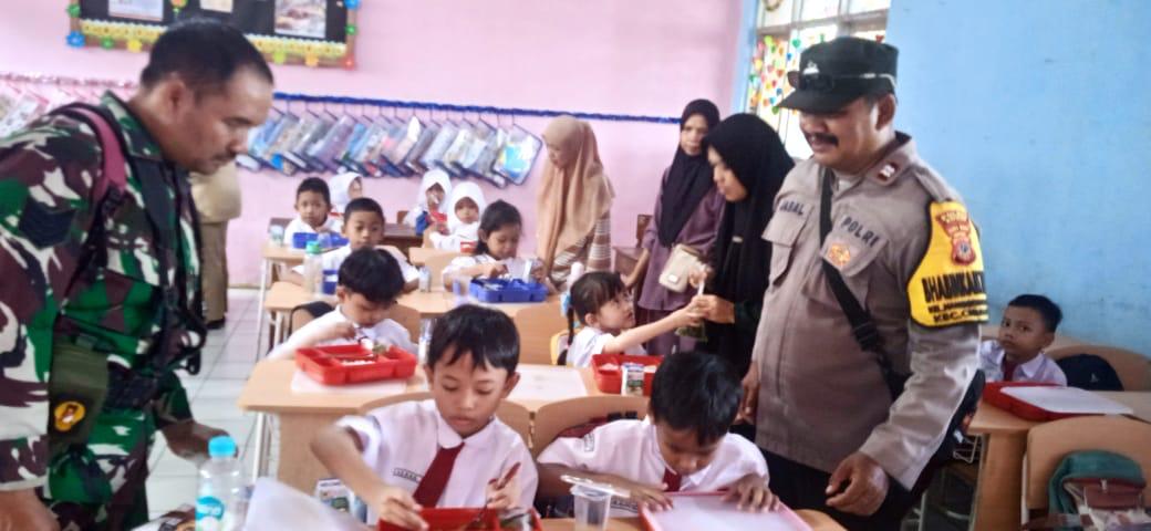 Pelaksanaan program makan gratis di SDN Nanggewer 1, Kecamatan Cibinong, Kabupaten Bogor (Dok.Polisi)