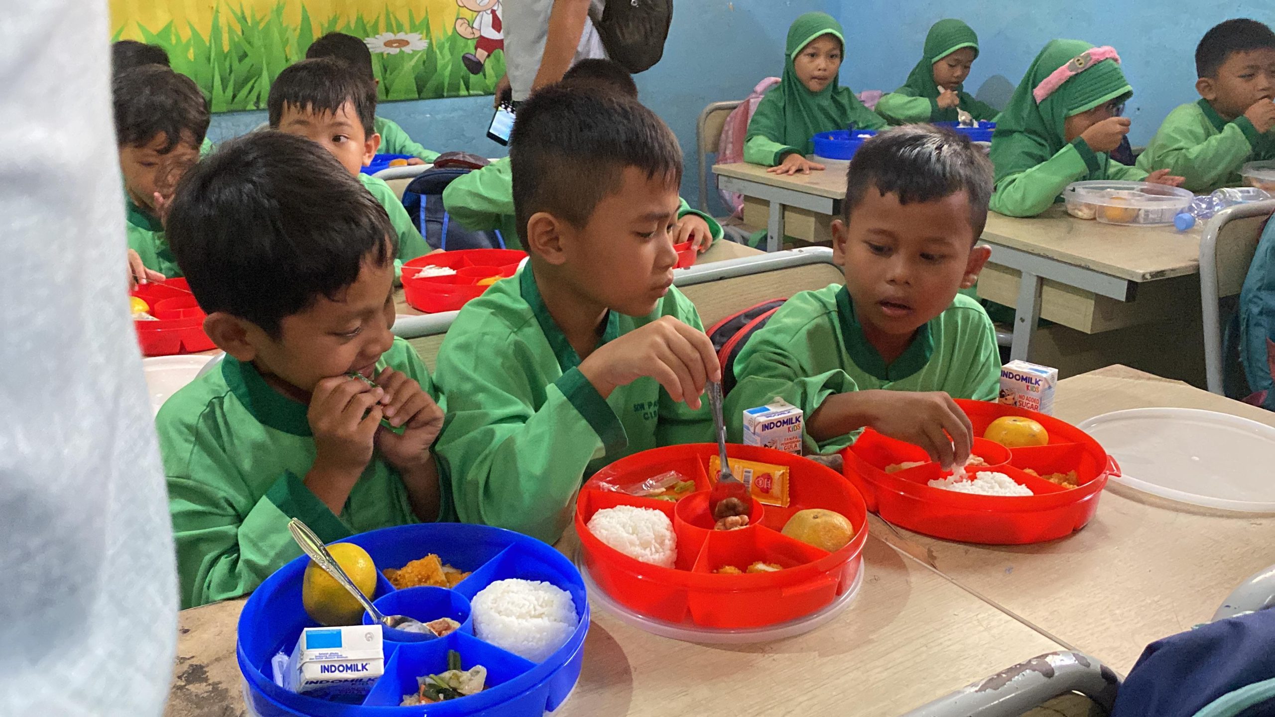 Program makan bergizi gratis di SDN Pakansari 1, Cibinong, Kabupaten Bogor (Rujukanmedia)