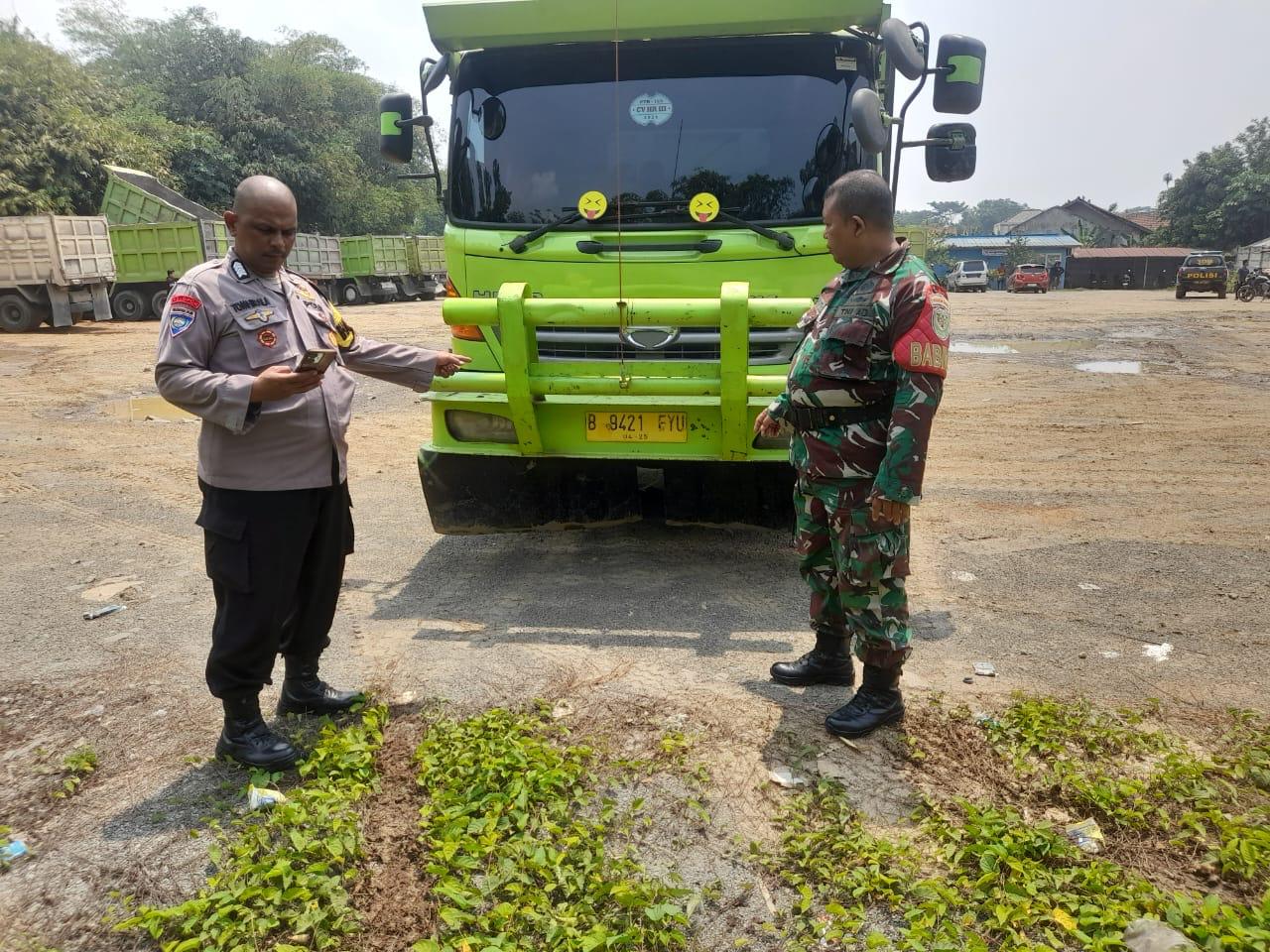 Petugas saat menyita truk tronton yang terlibat kecelakaan hingga mengakibatkan pengendara sepeda motor tewas di Jalur Tambang Rumpin-Parungpanjang, Kabupaten Bogor (Dok.Polisi)