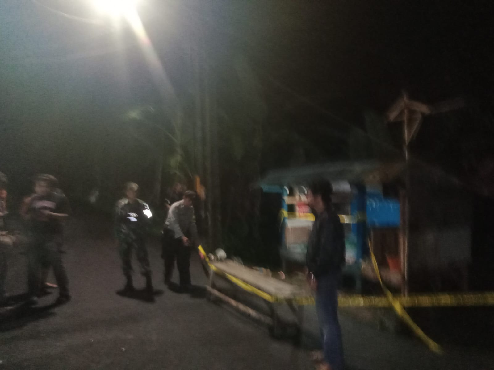Jajaran Polsek Tamansari disaksikan warga saat memasang garis polisi di sebuah poskamling, tempat ditemukannya granat aktif (Dok.Polisi)