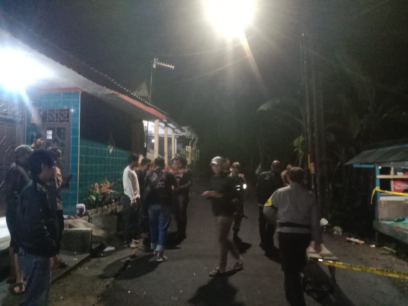petugas kepolisian disaksikan warga saat memasang garis polisi di lokasi temuan granat (Dok.Polisi)